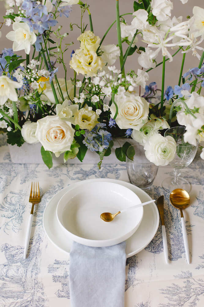 Mise en scène florale printanière pour une table raffinée réalisée par fusion végétale.