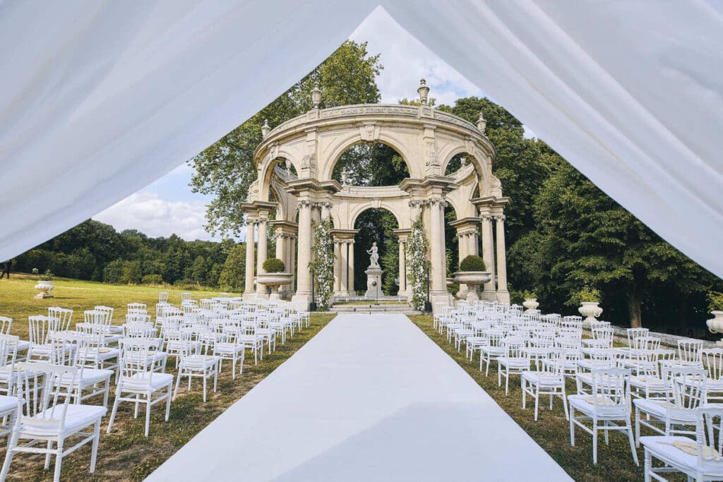 Mise en scène florale sur l'incroyable retonde du château de Saint Martin du Tertre par Fusion Végétale.