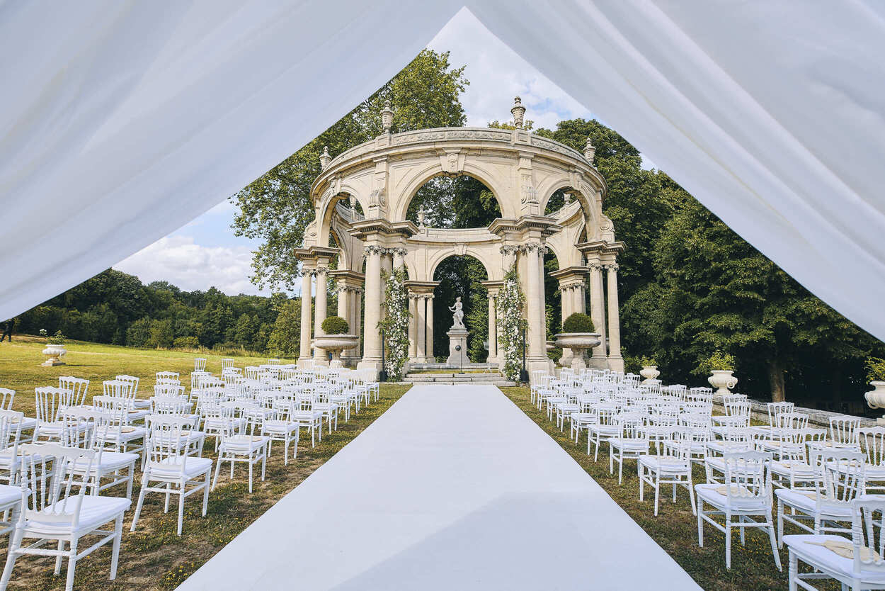 Une scénographie incroyable pour un mariage haute gamme au château de Saint Martin du Tertre