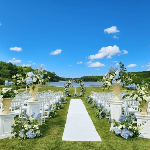 Mariage au Château de Pont Chevron avec une scénographie florale élégante.